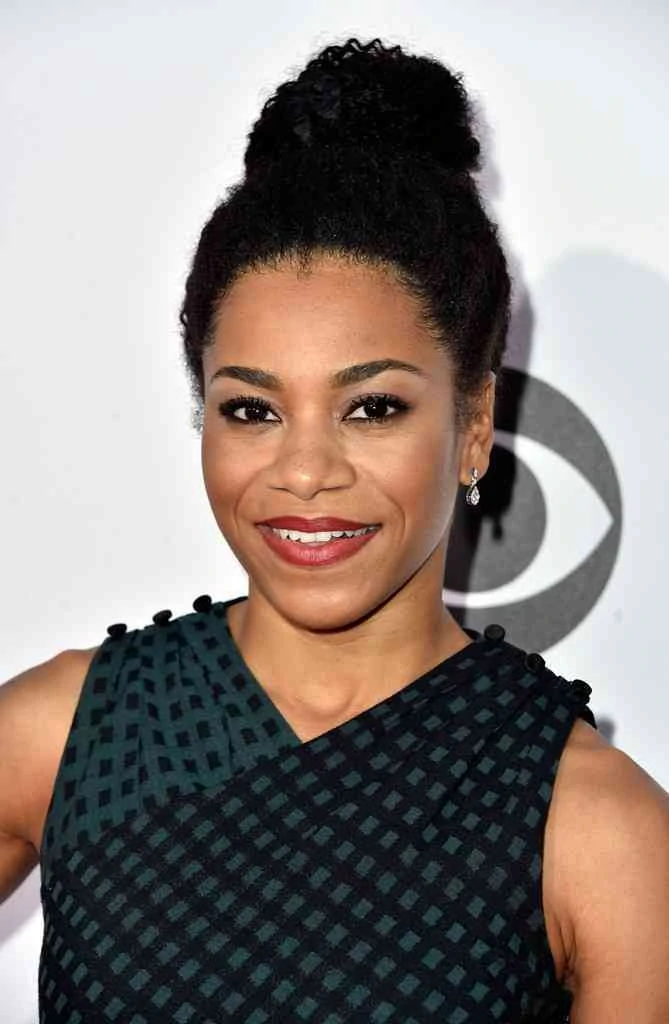 How tall is Kelly McCreary?